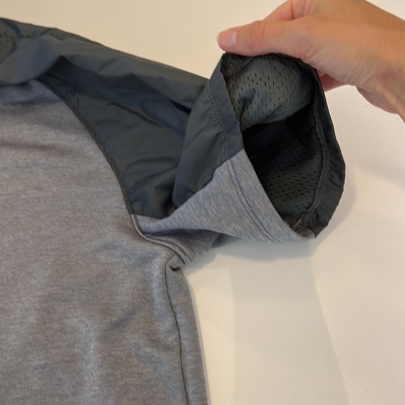 Under Armour short sleeve hoodie - Picture 3 of 4